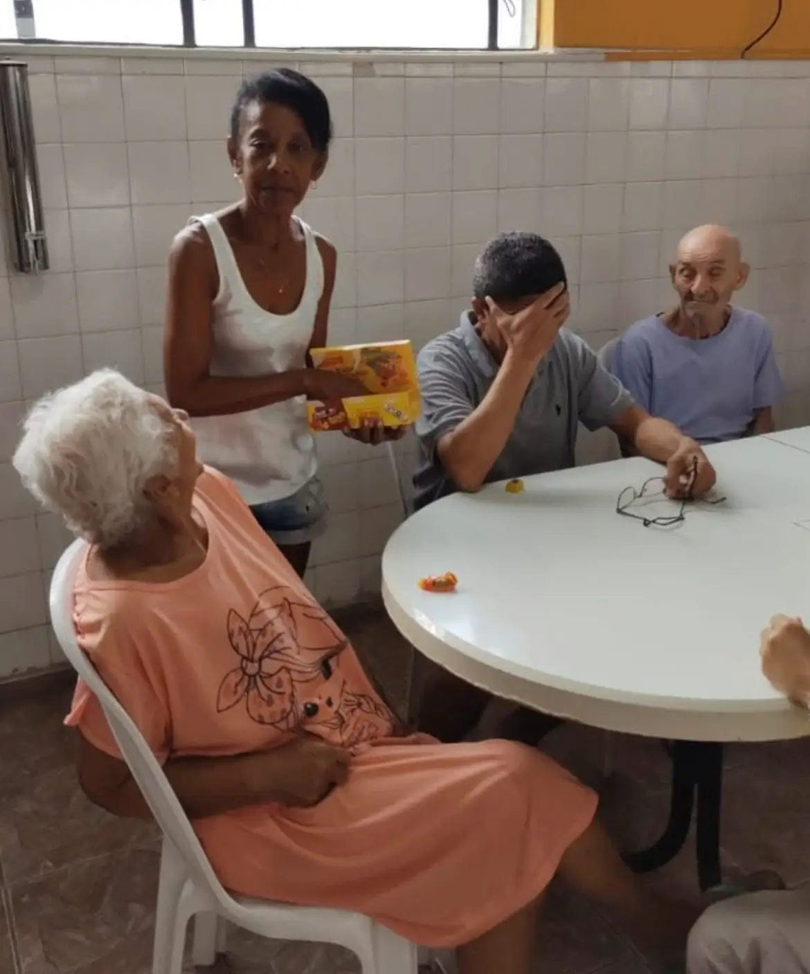 Moradores da Casa São Mateus durante atividade
