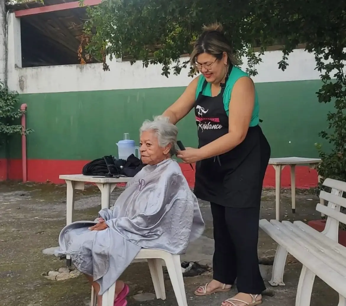 Equipe cuidando dos idosos